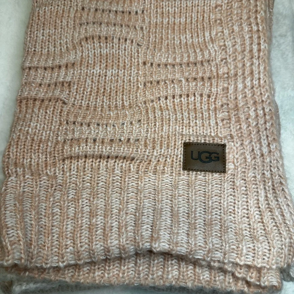 UGG Soft Knit blanket in Light Pink-start with darker pink and it get lighter